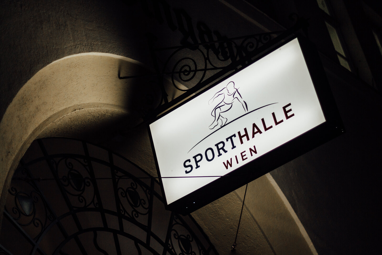 Eingang der Sporthalle Wien in der Fuhrmannsgasse 18